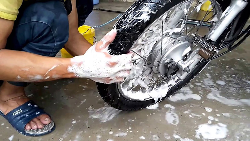 rửa xe bằng nước rửa chén tại nhà