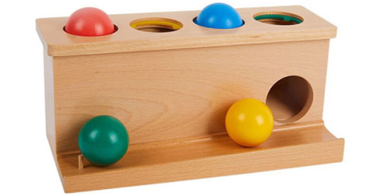 Đồ chơi Montessori cho bé 1 tuổi hộp đẩy bóng