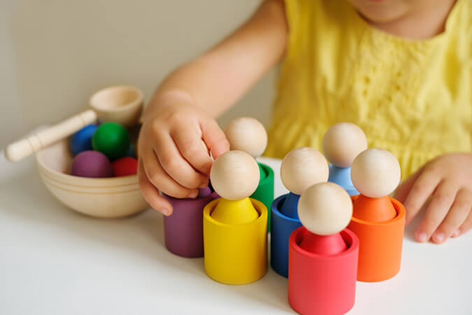 Đồ chơi Montessori cho bé 1 tuổi là gì
