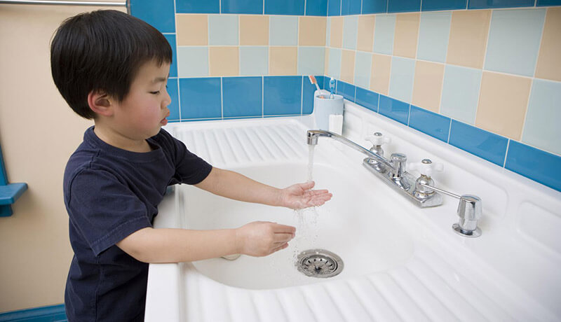 Kỹ năng sống cho trẻ mầm non, rửa tay trước bữa ăn